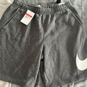 Nike standard fit at knee length men’s shorts